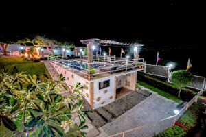 4553 jo and johnnys beach and dive inn 300x200